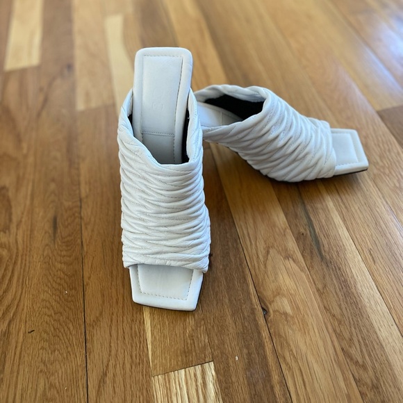 COS Women's Ivory Kitten Heel Mules Slides Shoes Sz 9.5 41 $250 Slip On - Picture 4 of 10
